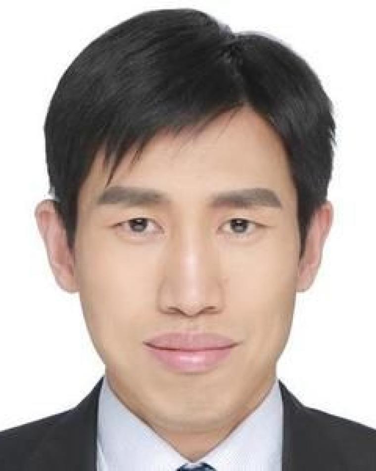 Weisheng Zhao headshot